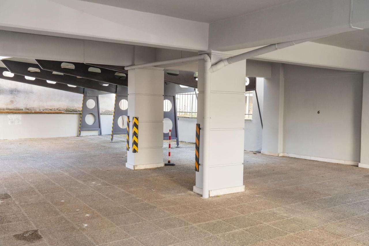 דירות לריסה The Whole Packet C5 Center With Parking מראה חיצוני תמונה